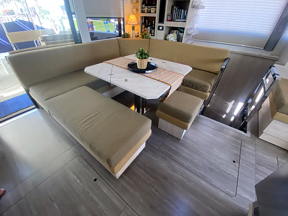 Saloon dinette with marble-look table and cushioned seating